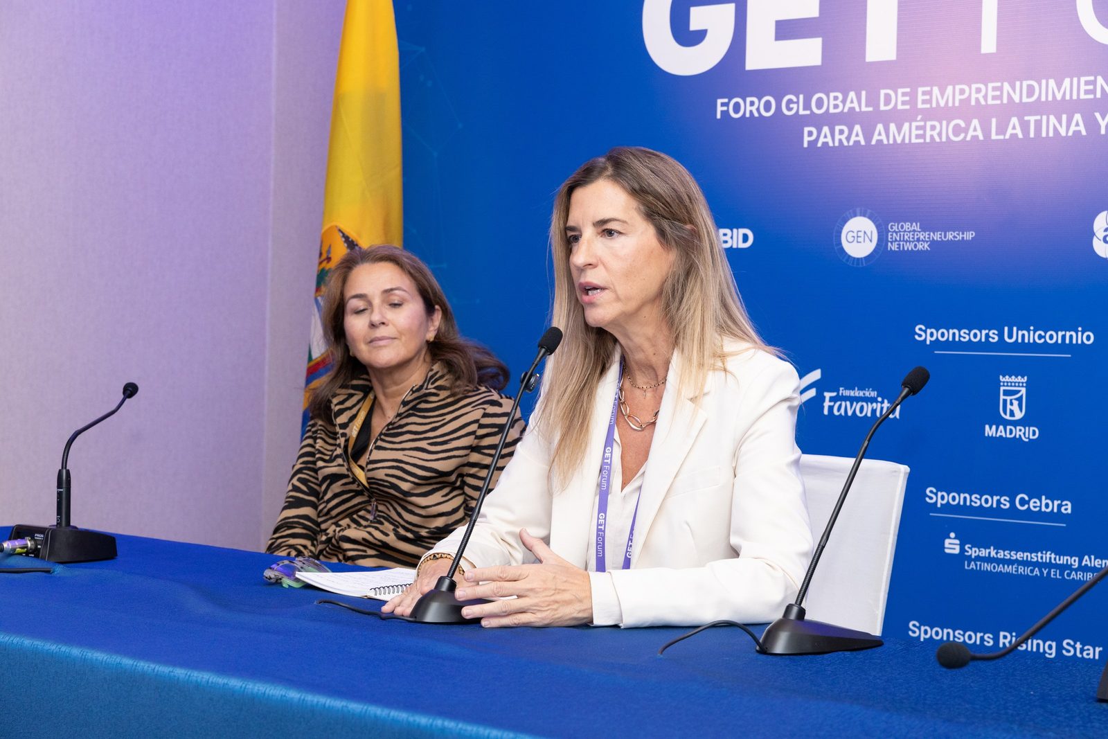 Virginia Blanco, directora general de Innovación del Ayuntamiento de Madrid, habla ante los micrófonos en la rueda de prensa del GET Forum 2026 en Quito